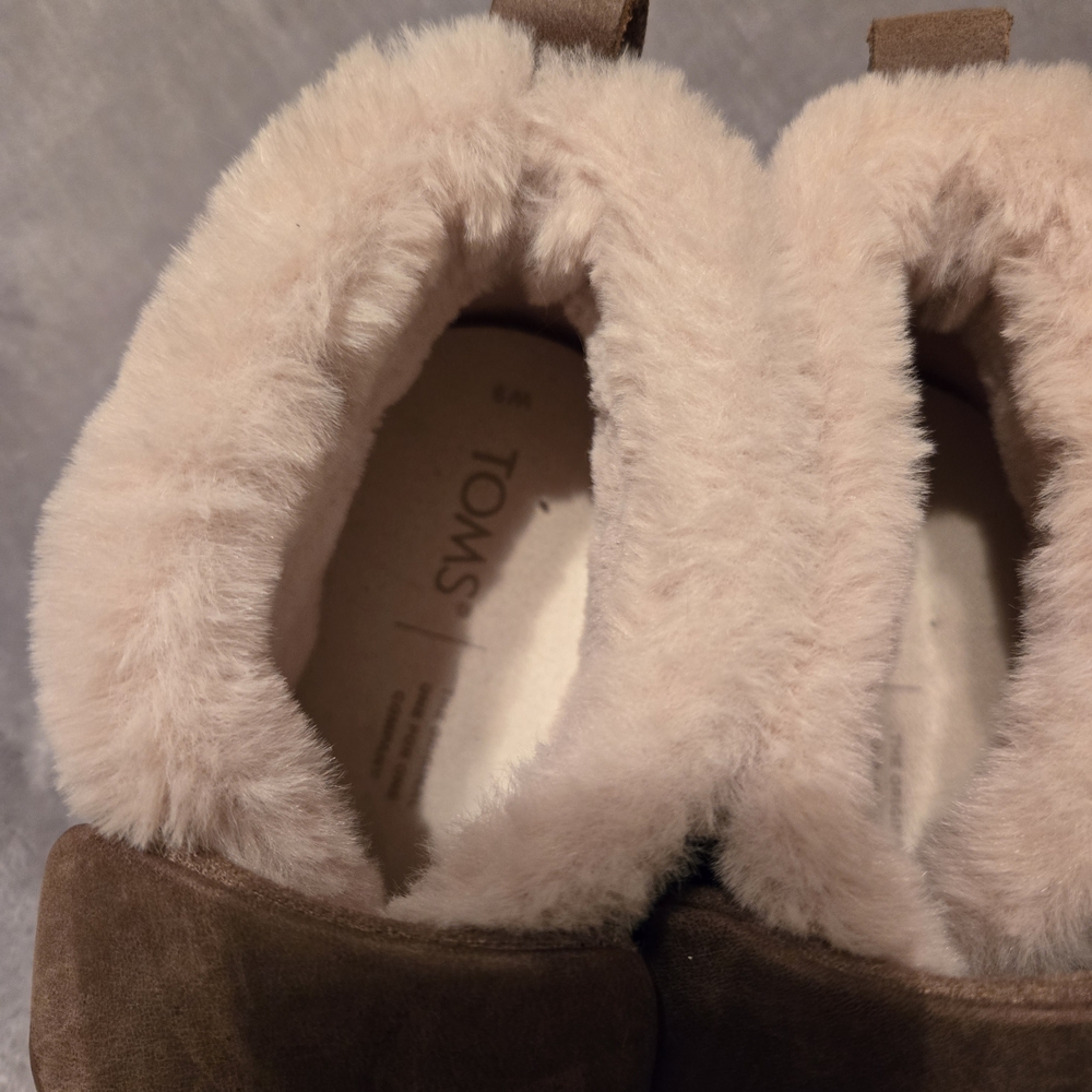 Toms Tan tennis shoes with Cream Faux Fur